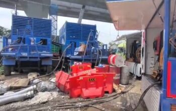 Petugas Kementerian PU mengoperasikan pompa air besar untuk menguras banjir di Semarang.