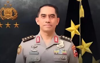 Komjen Pol Dr. Dwiyono menerima kenaikan pangkat di Mabes Polri Jakarta