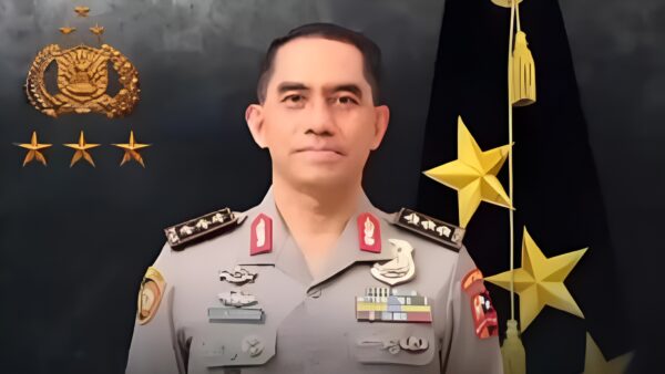 Komjen Pol Dr. Dwiyono menerima kenaikan pangkat di Mabes Polri Jakarta
