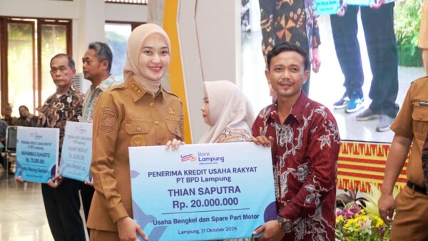 Wagub Jihan Nurlela menyerahkan Kredit Usaha Rakyat kepada pelaku UMKM Lampung