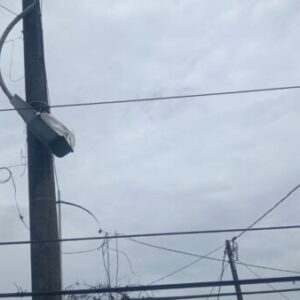 Lampu PJU di Depan Sekolah di Pandeglang Tergantung Hanya di Kabel, Warga Khawatir Bahaya