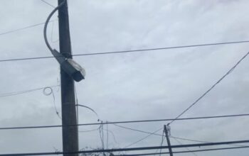 Lampu penerangan jalan umum tergantung di depan sekolah di Pandeglang.