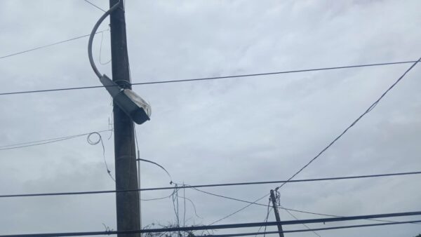 Lampu penerangan jalan umum tergantung di depan sekolah di Pandeglang.