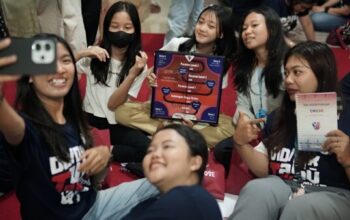 Mahasiswa Universitas Indonesia memperkenalkan permainan edukatif SimuLove kepada remaja di Jakarta Selatan