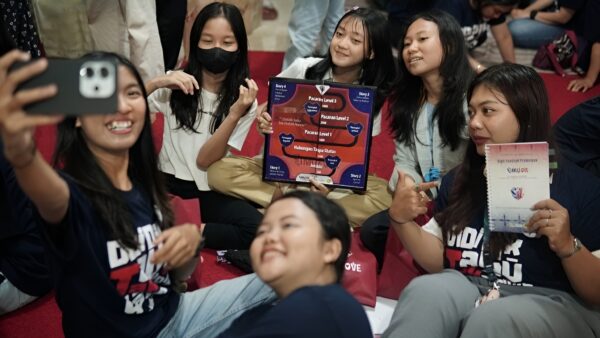 Mahasiswa Universitas Indonesia memperkenalkan permainan edukatif SimuLove kepada remaja di Jakarta Selatan