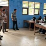 Siswa MTs Mathla’ul Anwar Gunungkencana menerima makanan bergizi gratis dari program pemerintah