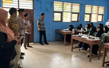 Siswa MTs Mathla’ul Anwar Gunungkencana menerima makanan bergizi gratis dari program pemerintah