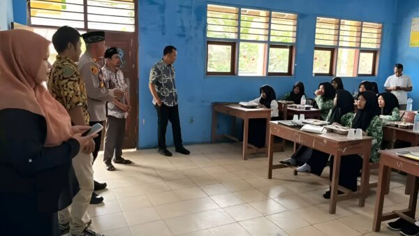 Siswa MTs Mathla’ul Anwar Gunungkencana menerima makanan bergizi gratis dari program pemerintah