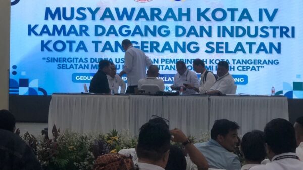 Suasana Musyawarah Kota IV Kadin Tangsel yang ditunda akibat kekacauan dalam penyelenggaraan.