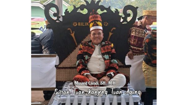 Musanif Efendi resmi menyandang gelar adat Suttan Kanjeng Tuan Agung dalam prosesi begawi Pepadun di Lampung Timur