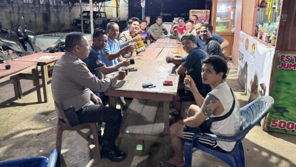 Kapolsek Sandai melaksanakan Ngopi Bareng bersama warga di Pasar Sandai