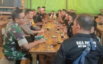 Kapolsek dan Danramil Sungai Laur berdialog dengan masyarakat dalam kegiatan Ngopi Bareng