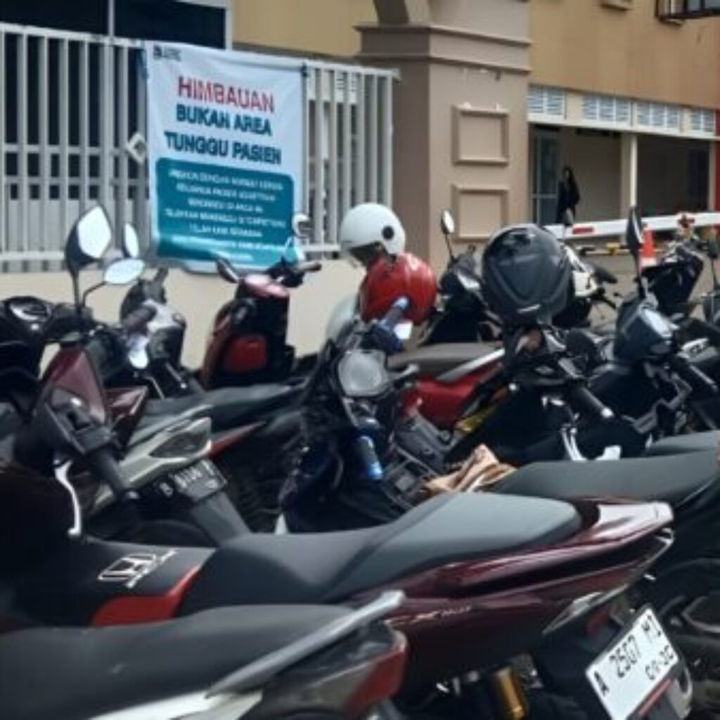 Bahu Jalan Pasar Labuan Disesaki Parkir Liar, KKPMP Desak Pemerintah Bertindak