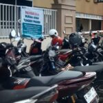 Kondisi bahu jalan di Pasar Labuan Pandeglang dipenuhi kendaraan parkir liar