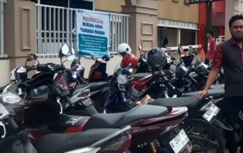 Kondisi bahu jalan di Pasar Labuan Pandeglang dipenuhi kendaraan parkir liar