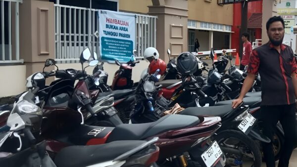 Kondisi bahu jalan di Pasar Labuan Pandeglang dipenuhi kendaraan parkir liar