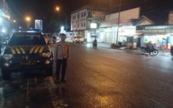 Personel Polresta Deli Serdang melaksanakan patroli Blue Light di malam hari.