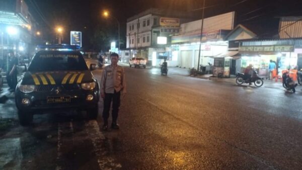 Personel Polresta Deli Serdang melaksanakan patroli Blue Light di malam hari.