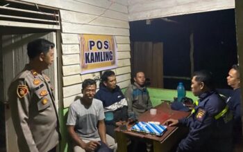 Kapolsek Jelai Hulu Ipda Zaenal Mutakhir bersama personel melaksanakan patroli dialogis di Desa Semantun Ketapang