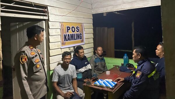 Kapolsek Jelai Hulu Ipda Zaenal Mutakhir bersama personel melaksanakan patroli dialogis di Desa Semantun Ketapang