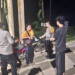Personel Polsek Manis Mata melakukan patroli dialogis bersama warga Ketapang