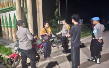 Personel Polsek Manis Mata melakukan patroli dialogis bersama warga Ketapang