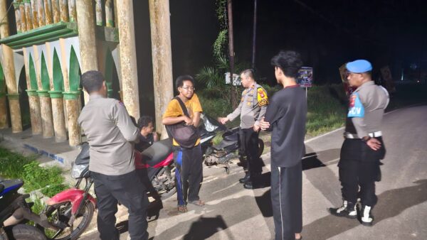 Personel Polsek Manis Mata melakukan patroli dialogis bersama warga Ketapang