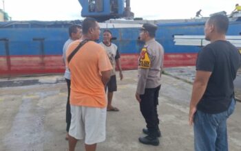 Kapolsek Sukabangun Ketapang IPTU Tedy Alfian Moward memimpin patroli dialogis di Pelabuhan Pelindo II