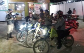 Personel Polsek Tumbang Titi melaksanakan patroli malam menjaga kamtibmas di Ketapang.