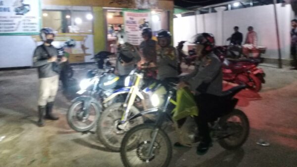 Personel Polsek Tumbang Titi melaksanakan patroli malam menjaga kamtibmas di Ketapang.