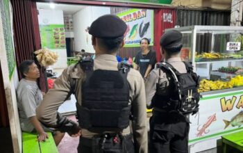 Personel Polres Ketapang melaksanakan Patroli Perintis Presisi di kawasan Jalan Merdeka, Ketapang.