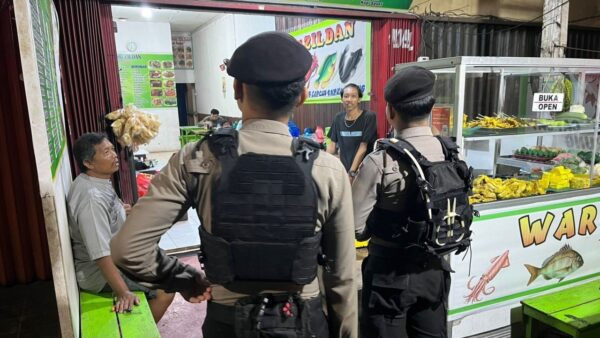 Personel Polres Ketapang melaksanakan Patroli Perintis Presisi di kawasan Jalan Merdeka, Ketapang.