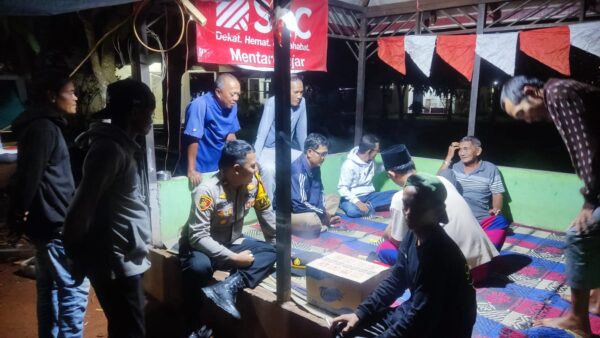 Kapolsek Benua Kayong bersama anggota melaksanakan patroli siskamling di pos ronda Ketapang