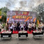 Bupati Demak dan Satpol PP memusnahkan jutaan batang rokok ilegal dan ribuan botol miras.