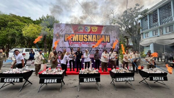 Bupati Demak dan Satpol PP memusnahkan jutaan batang rokok ilegal dan ribuan botol miras.