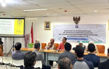 Tim FIK UI bersama masyarakat dalam program pencegahan tawuran di Kelurahan Manggarai