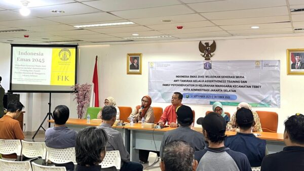 Tim FIK UI bersama masyarakat dalam program pencegahan tawuran di Kelurahan Manggarai