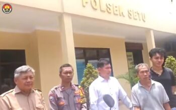 Polisi Polsek Setu mengembalikan motor korban pencurian di Bekasi