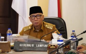 Gubernur Lampung Rahmat Mirzani Djausal mengikuti rapat koordinasi pengendalian inflasi daerah secara virtual.