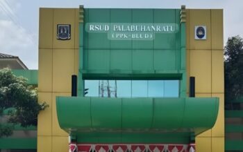 Dirut RSUD Palabuhanratu dr. Ruli Suyono Saputra meninjau pelayanan rumah sakit.