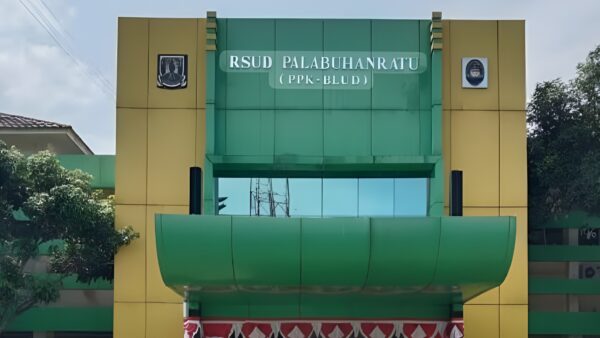 Dirut RSUD Palabuhanratu dr. Ruli Suyono Saputra meninjau pelayanan rumah sakit.
