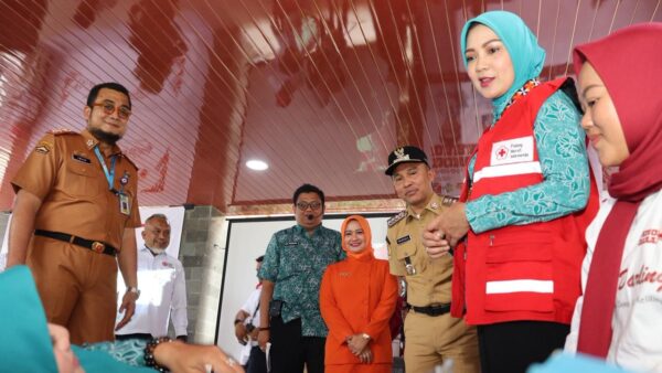 Ketua PMI Provinsi Lampung, Batin Wulan, berkunjung ke kantor PMI Lampung Barat.