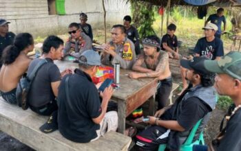 Kabag Ops Polres Ketapang AKP Candra Wirawan melakukan patroli di lokasi sengketa lahan PT Minamas.