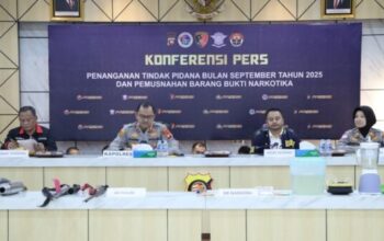 Kapolres Ketapang memimpin konferensi pers pengungkapan kasus sepanjang September 2025