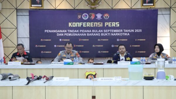 Kapolres Ketapang memimpin konferensi pers pengungkapan kasus sepanjang September 2025
