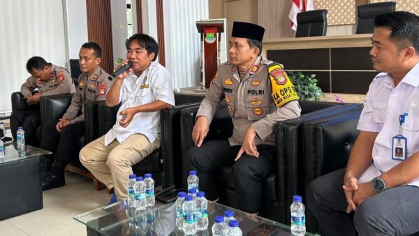 Polsek Cisauk berkolaborasi dengan Karang Taruna dalam menjaga kamtibmas di Tangerang Selatan