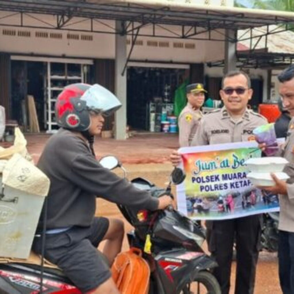 Jumat Berkah, Polsek Muara Pawan Bagikan Nasi Kotak Gratis ke Pengendara dan Warga Sekitar