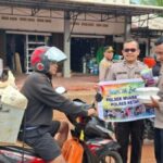 Jumat Berkah, Polsek Muara Pawan Bagikan Nasi Kotak Gratis ke Pengendara dan Warga Sekitar