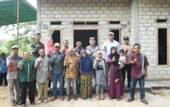 Wali Kota Metro Bambang Iman Santoso meninjau proses perbaikan rumah tidak layak huni di Kelurahan Yosomulyo.