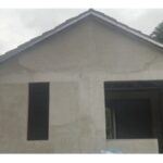 Warga Pandeglang melihat pembangunan rumah bantuan RTLH yang belum rampung.